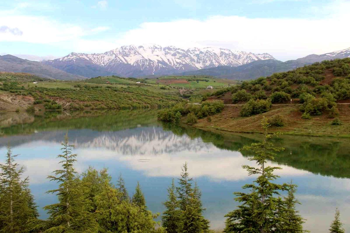 Esence Göleti ve Berit Dağı'nda kartpostallık manzara