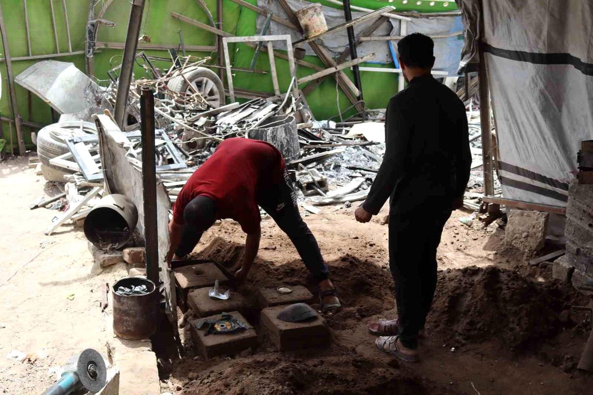 Gazzeli mühendis Al-Batsh, alüminyumu eriterek araç ve jeneratör parçası üretiyor
