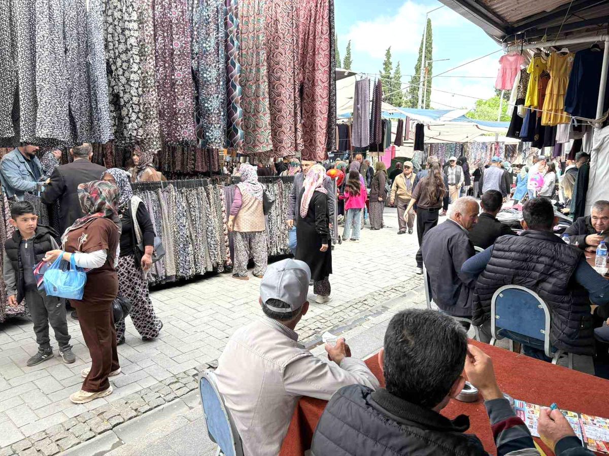 Gördes pazarında bayram bereketi
