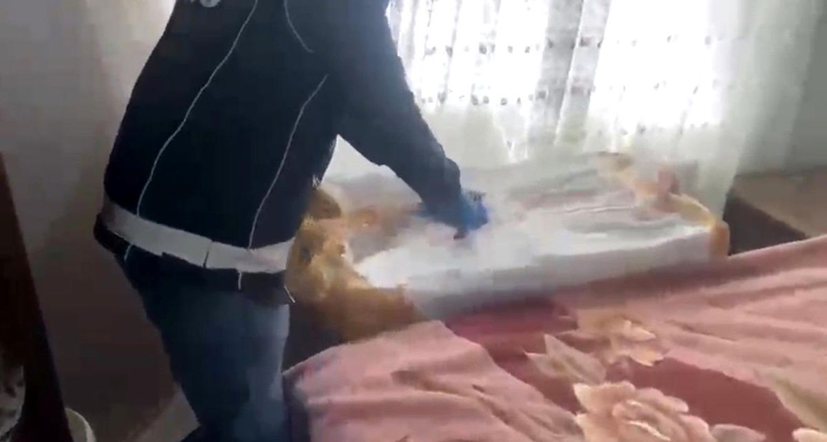 Göz kulak olacakları evi uyuşturucu deposuna çevirdiler