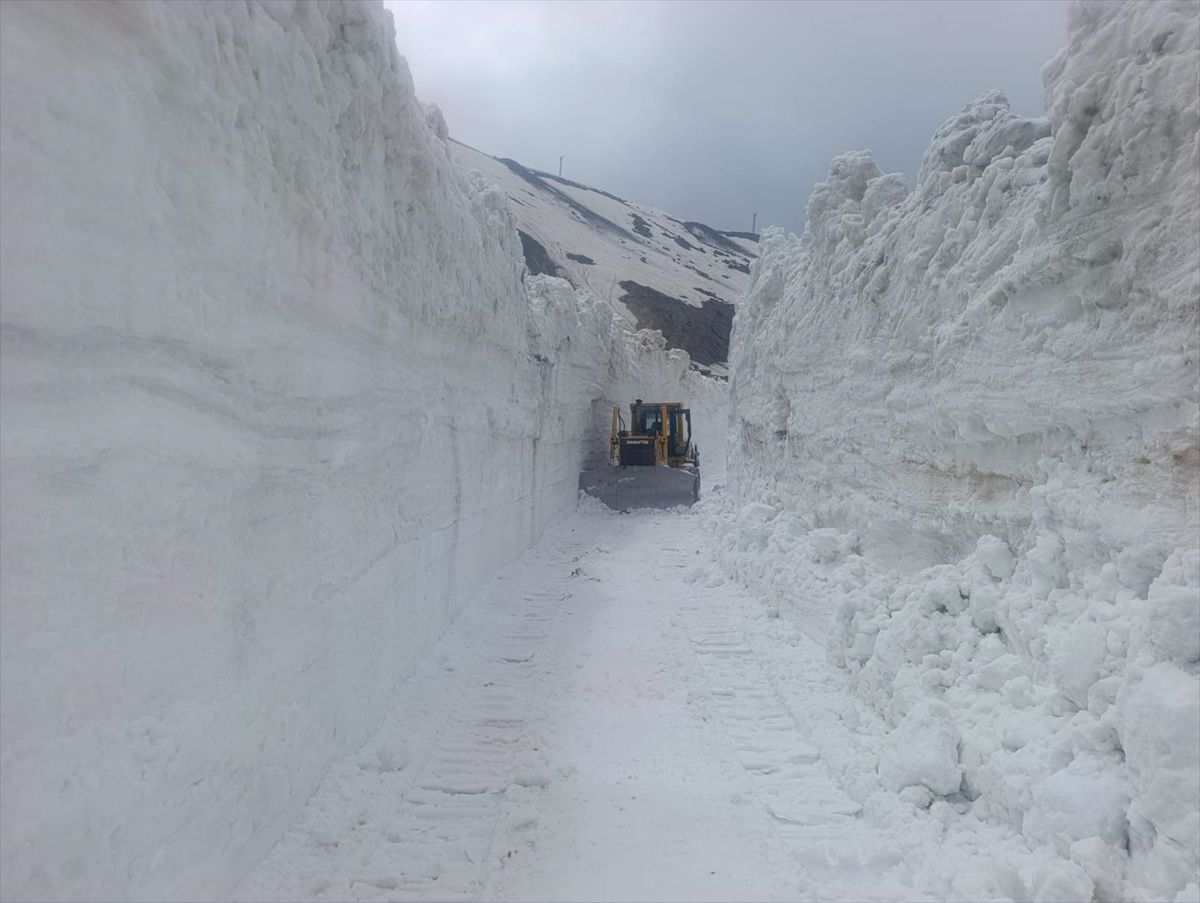 Hakkari'de karla mücadele çalışmaları ilkbaharın son günlerinde de sürüyor