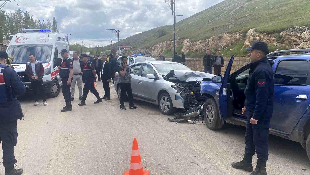 Kafa kafaya çarpıştılar, 8 kişi yaralandı