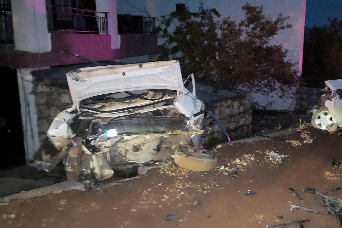 Otomobil park halindeki araca çarptı: 4 yaralı