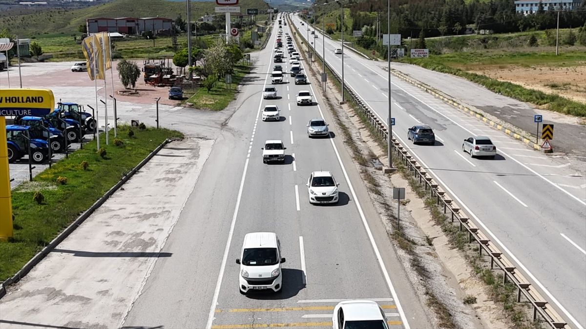 'Kilit kavşak' Kırıkkale'de bayram öncesi trafik yoğunluğu sürüyor