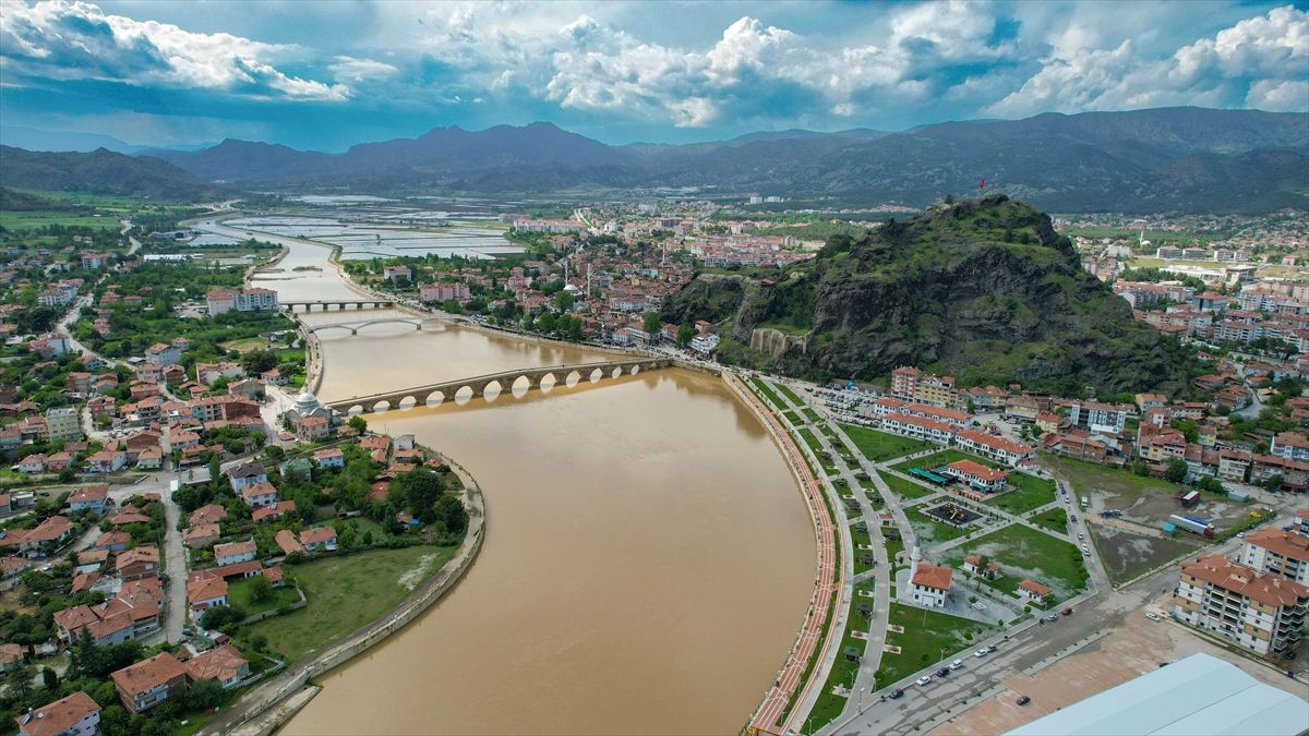 Kızılırmak Nehri'nin rengi kahverengiye döndü