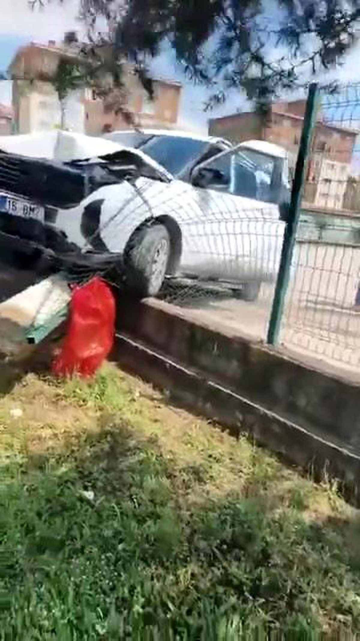 Kontrolden çıkan otomobil okul duvarına girdi