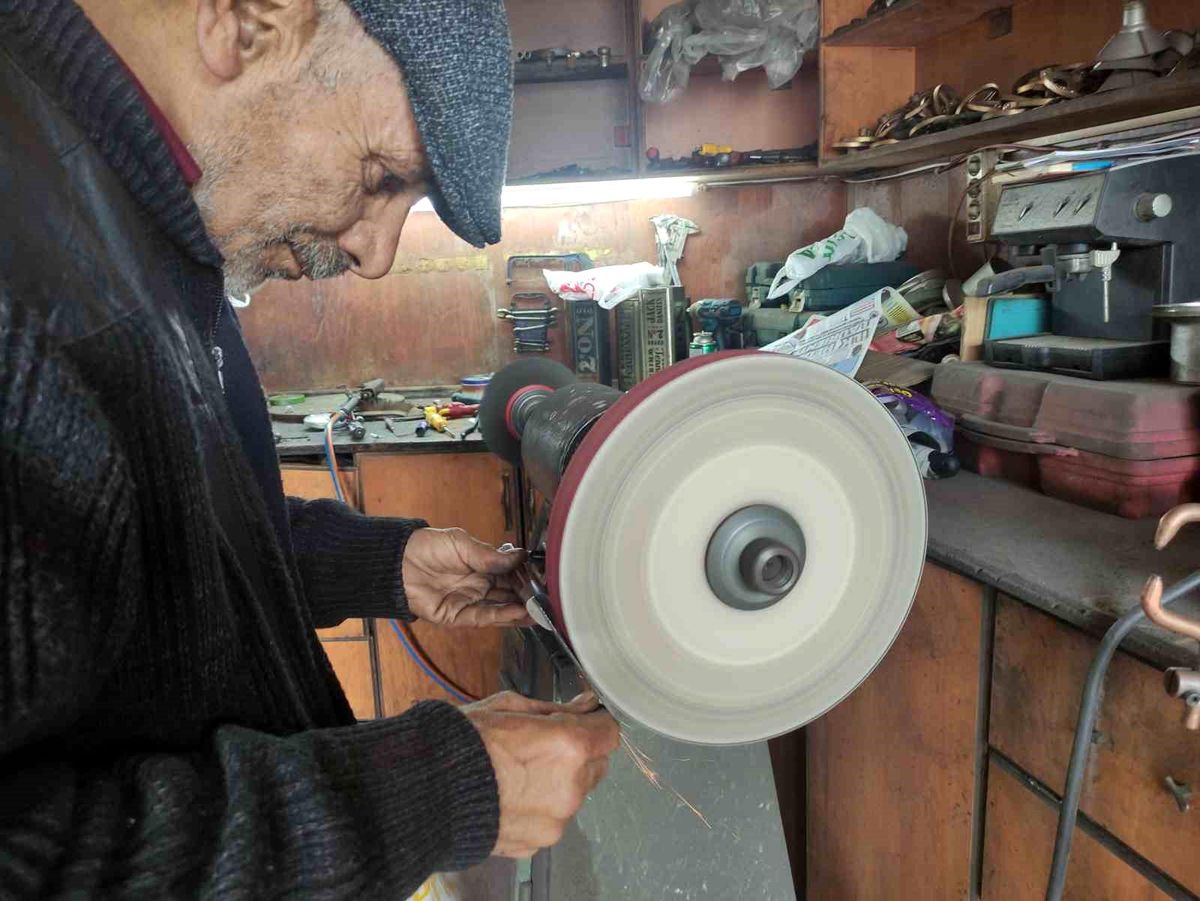 Kurban Bayramı öncesi bıçak bileyicilerinin yoğun mesaisi
