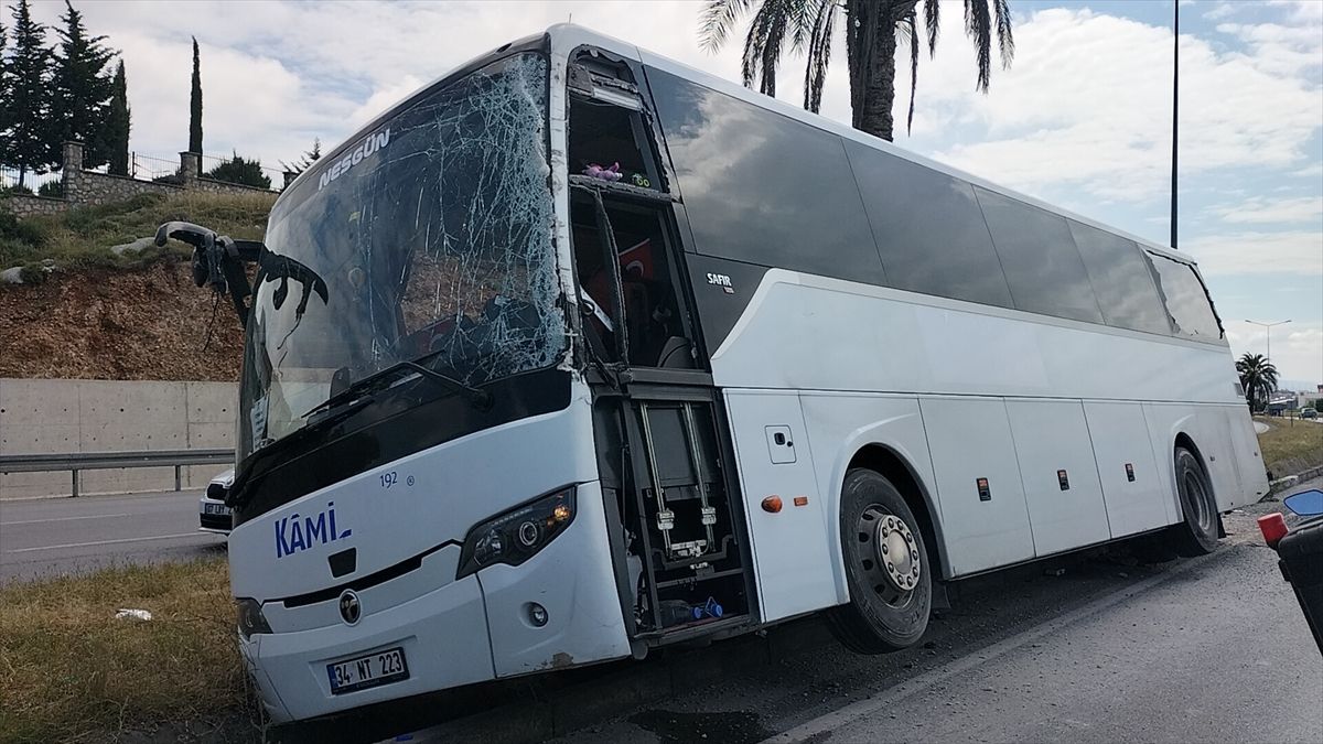 Manavgat'ta yağmur suyu kanalına girerek yan yatan otobüsün sürücüsü yaralandı