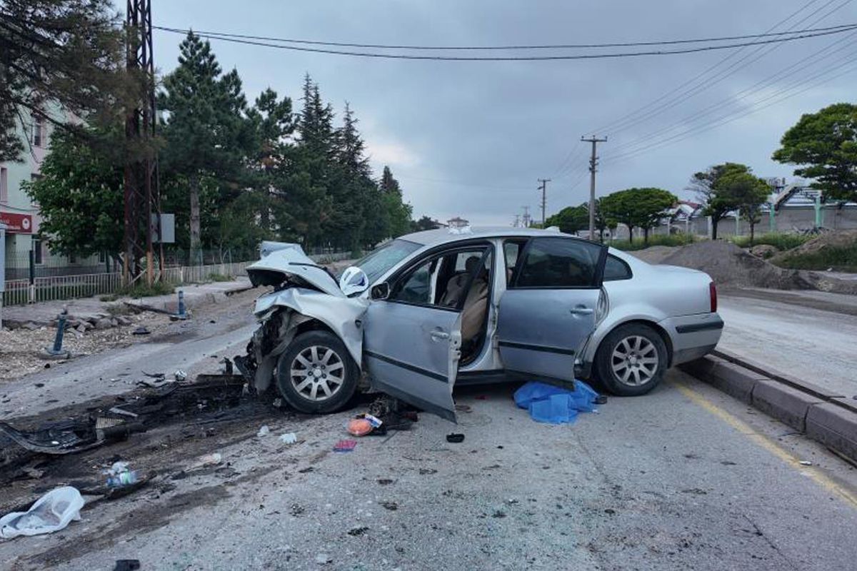 Niğde'de iki otomobilin çarpıştığı kazada 2 kişi hayatını kaybetti