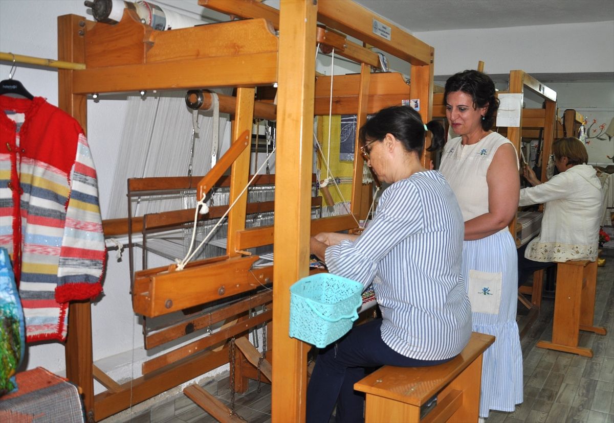 Ödemiş'te kadın kursiyerler atık poşetleri tekstil ürünlerine dönüştürüyor