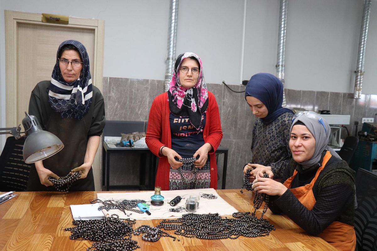Oltu'nun 'kara kehribarına' kadın eli değdi