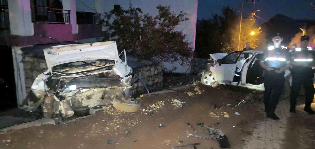 Otomobil park halindeki araca çarptı: 4 yaralı