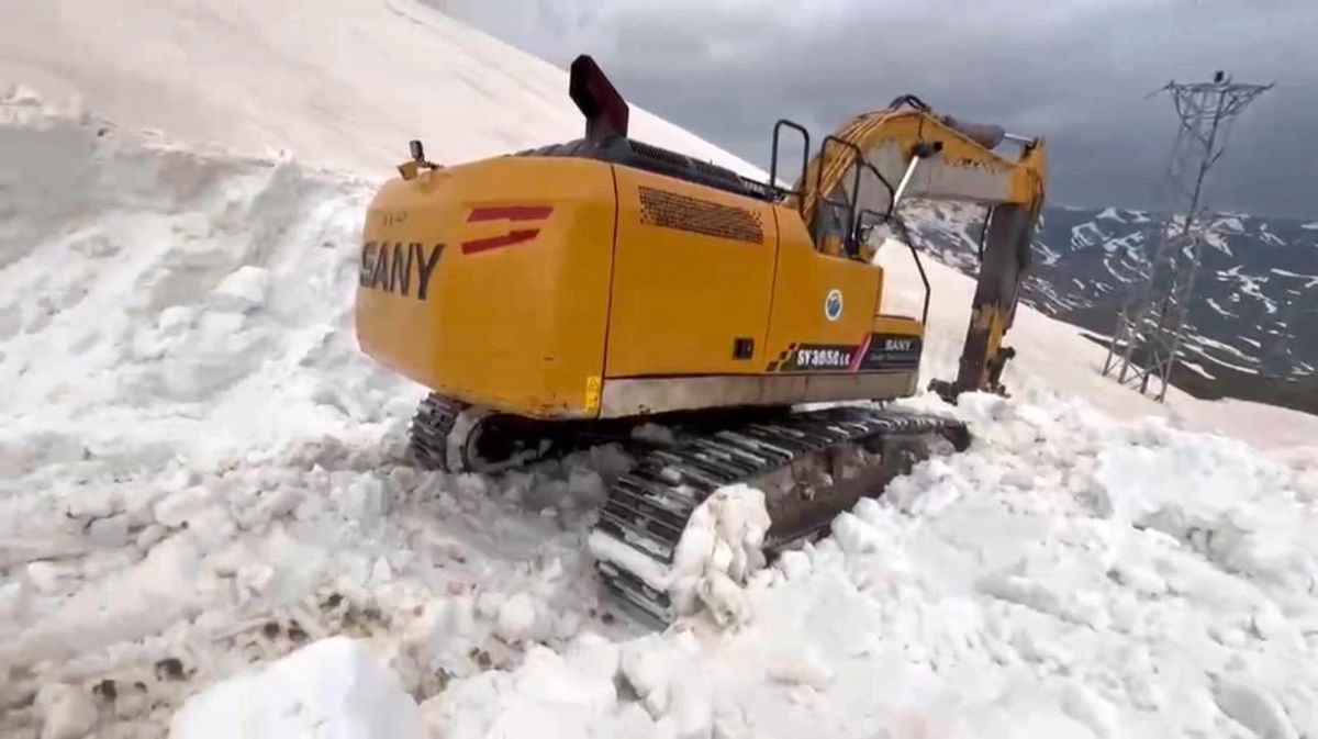 Şırnak'ta karla mücadele çalışmaları 7 aydır sürüyor