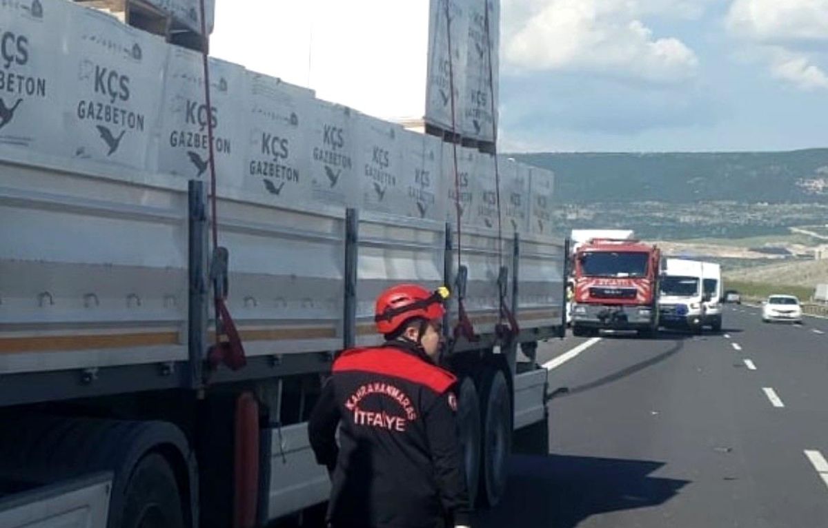 TAG Otoyolu'nda bozulan tıra yardım için duranlara başka tır çarptı: 1 ölü, 2 yaralı
