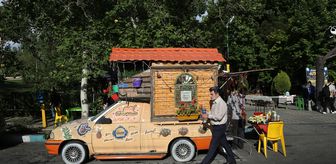 Tahran'da otomobilden kafeye dönüştürülen 'Murad Kafe' ihtiyaç sahiplerine ücretsiz yemek imkanı sunuyor