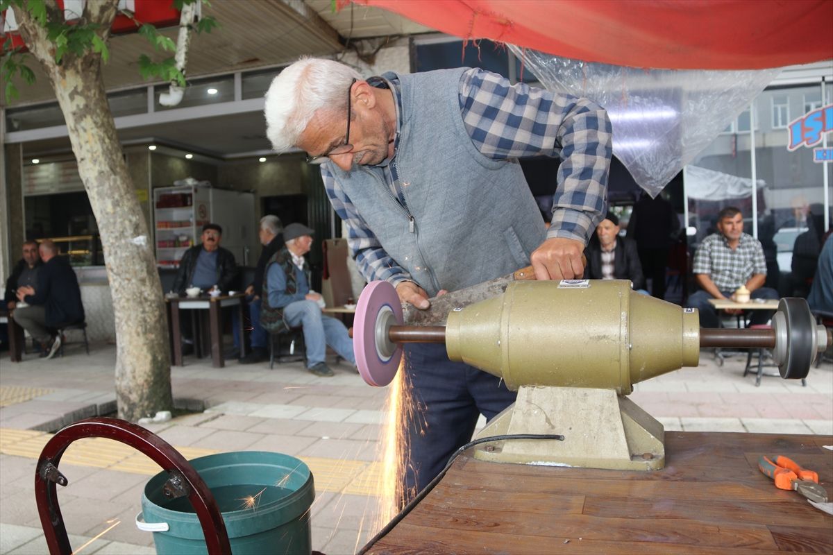Taşova'da bıçak bileyicilerde bayram yoğunluğu