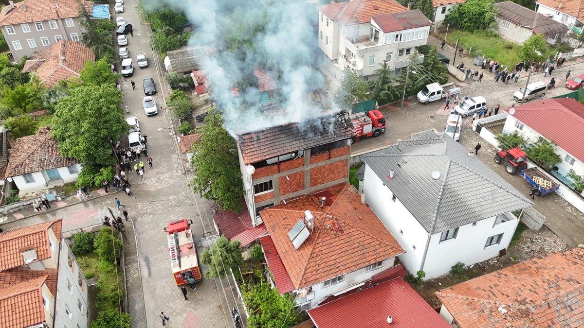 Taşova'da evin çatısında çıkan yangında maddi hasar oluştu