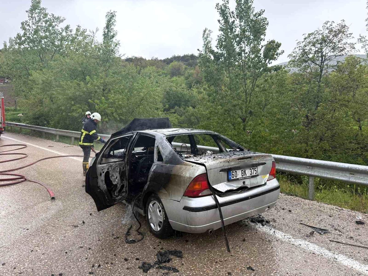 Tokat'ta alev alan otomobil demir yığınına döndü