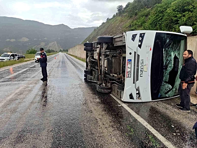 Tokat’ta cenaze dönüşü minibüs devrildi: 4 yaralı