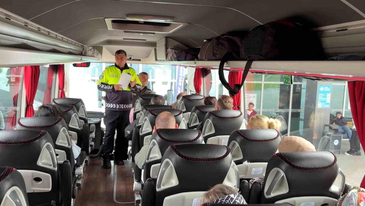 Trafik polisleri otogarda sürücü ve yolcuları uyarıyor
