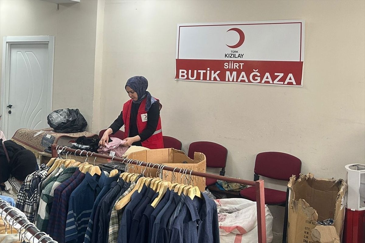 Türk Kızılay Siirt Şubesinden ihtiyacı olan ailelere giyim yardımı