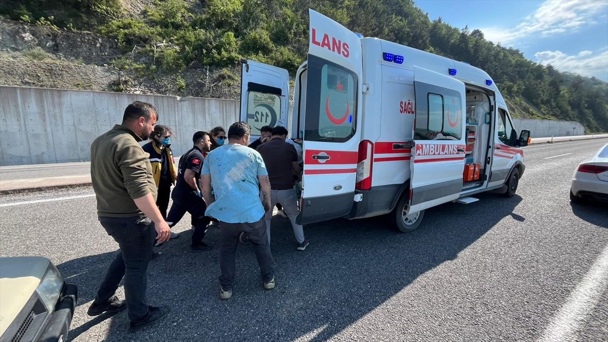 Türkeli'de seyir halindeki otomobilden düşen kişi yaralandı