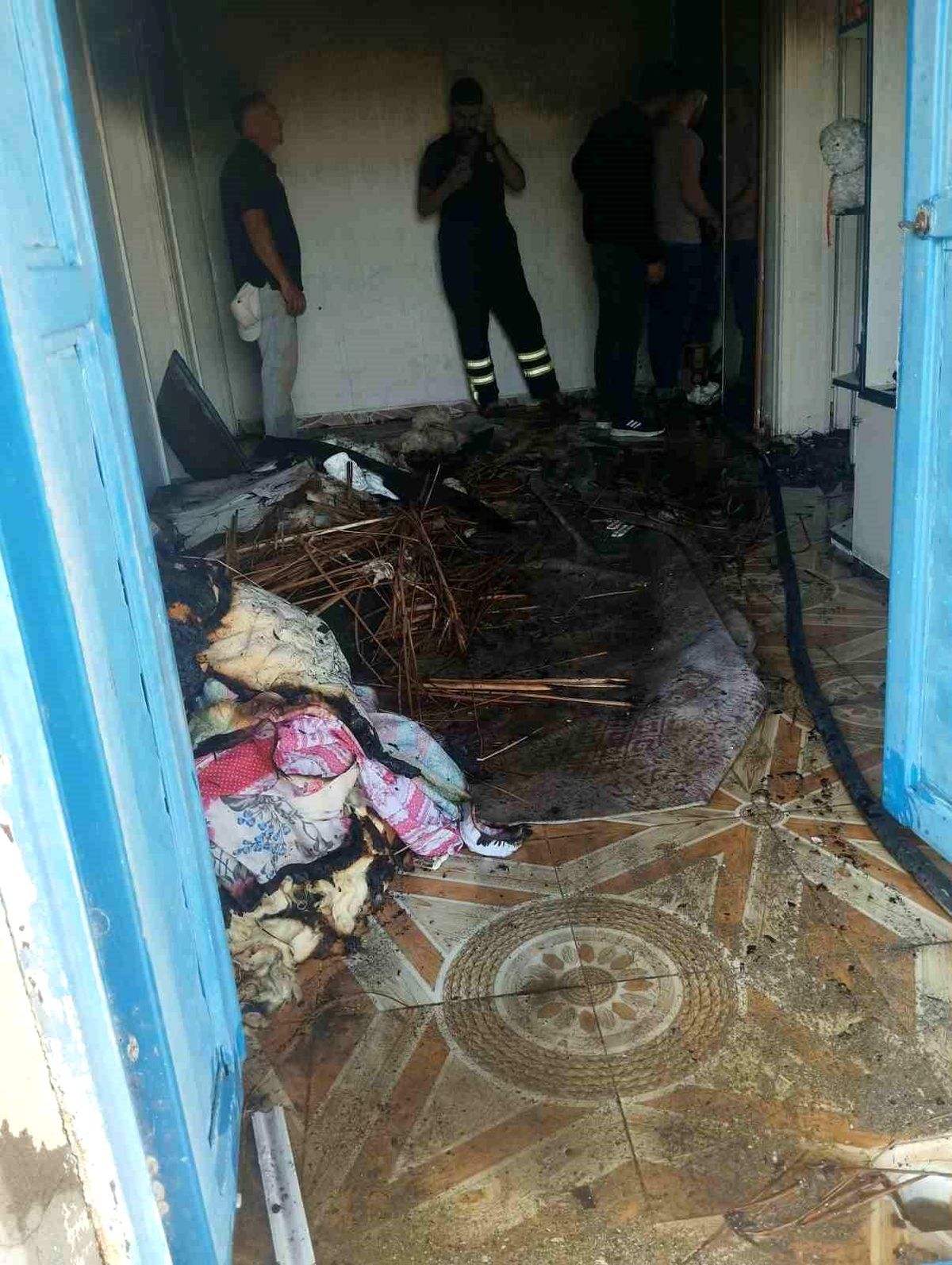 Yanan ev kullanılamaz hale geldi