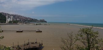 Zonguldak'ta derelerden taşınan çamurlu su denizin rengini değiştirdi