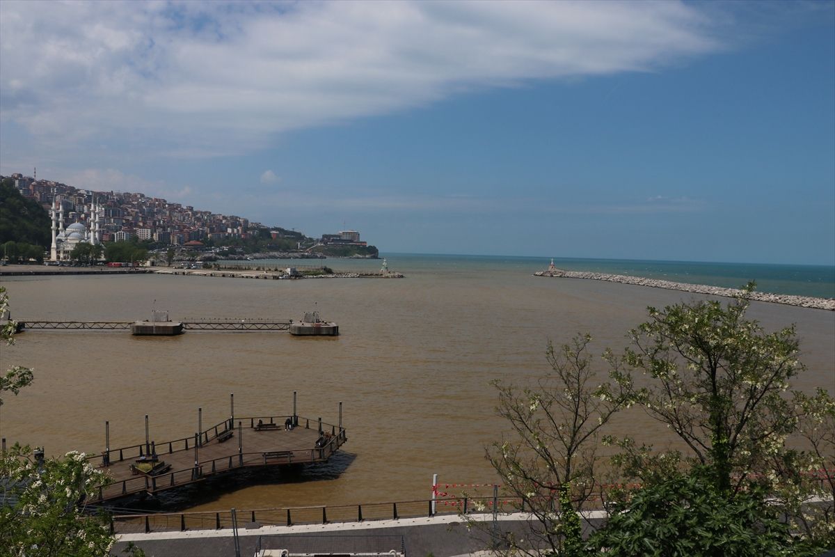 Zonguldak'ta derelerden taşınan çamurlu su denizin rengini değiştirdi