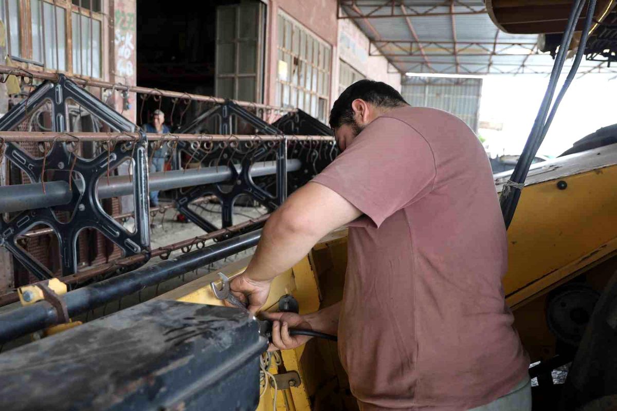 Adana'da buğday hasadı öncesi biçerdöverlerin bakımı yapılıyor