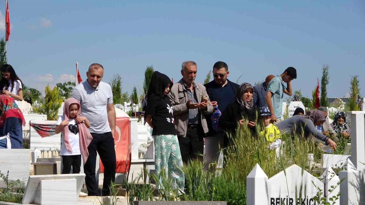 Deprem Şehitliğine Bayram Arefesinde Ziyaretçi Akını