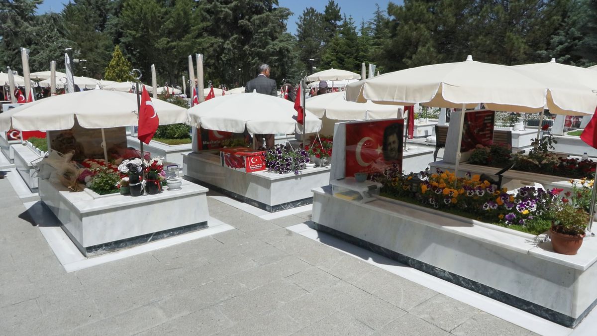 Bayram arifesinde şehitliklerde yoğunluk