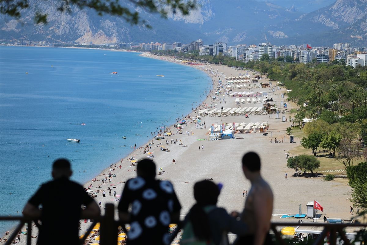 Antalya sahillerinde arife günü yoğunluğu yaşanıyor