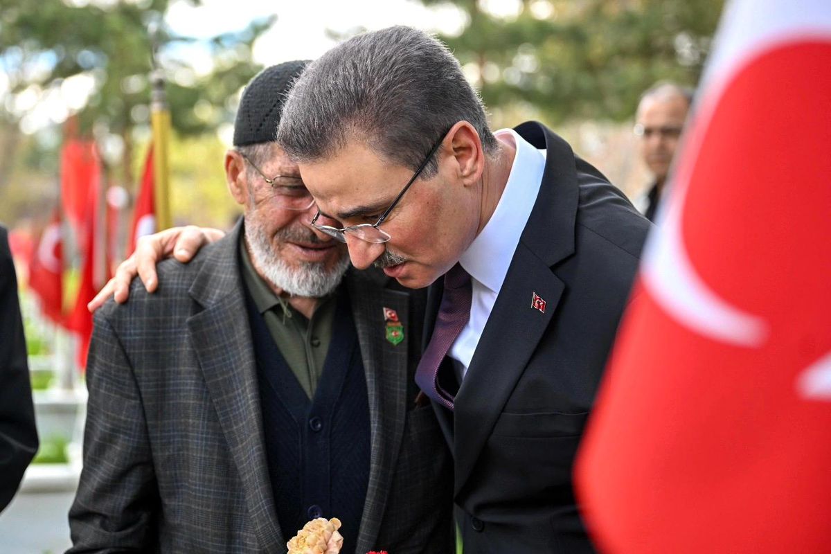 Vali Baruş ve Protokol Üyeleri Arafe Günü’nde Şehitlikleri Ziyaret Etti