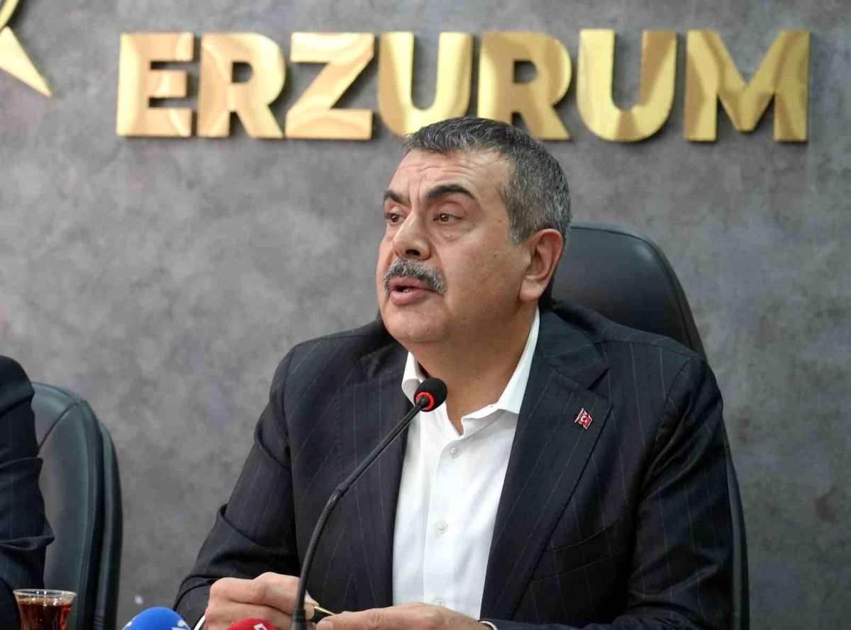 Bakan Tekin'den Özgür Özel'e: '3-5 tane partiliyi, yol arkadaşını ikna edemeyen bir genel başkan, bütün bu süreçten Cumhurbaşkanımızı sorumlu tutmaya çalışıyor'