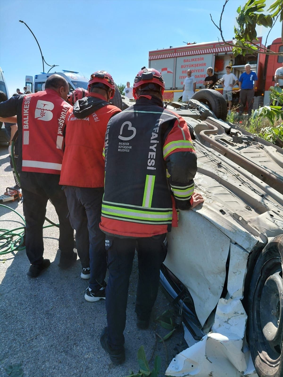 Balıkesir'de devrilen otomobildeki 1 kişi öldü, 3 kişi yaralandı