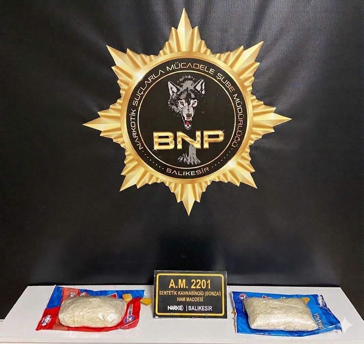 Balıkesir'de şüphelenilen otomobilde cips paketlerinde uyuşturucu ele geçirildi