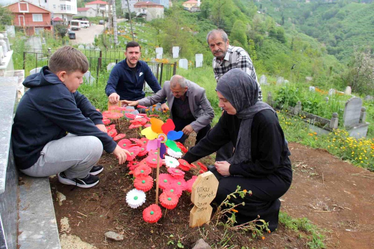 Bayram arefesinde mezar başında adalet istedi: 'Asıl suçlular dışarıda'