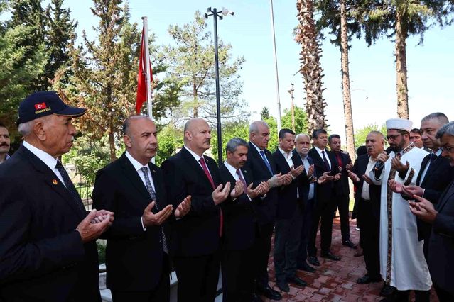 Adıyaman'da bayram arifesinde şehitlik ziyareti