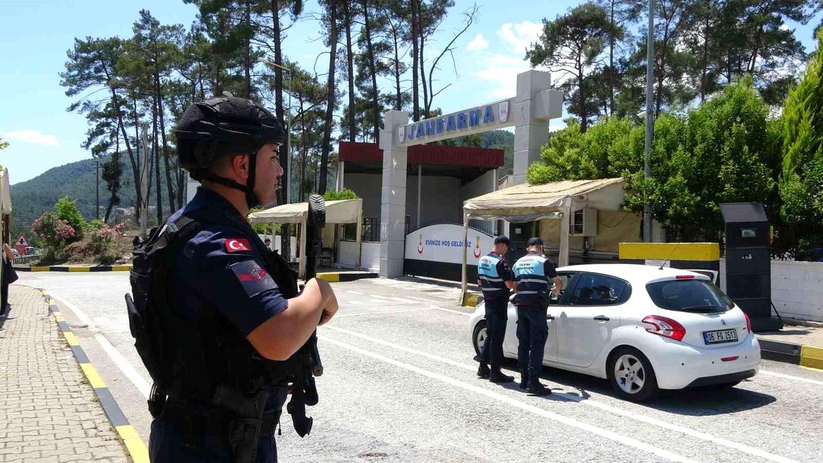 Bayram tatili için Marmaris ve Datça'ya araç akını: 4 günde 40 bin araç girdi