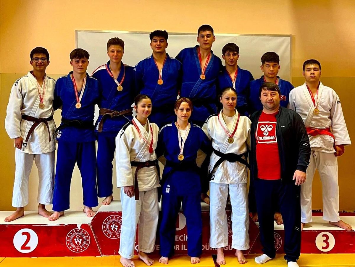 Bilecik'te judo turnuvasında madalyalar sahiplerini buldu