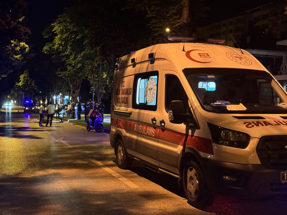 Bursa'da refüje çarpan motokurye öldü