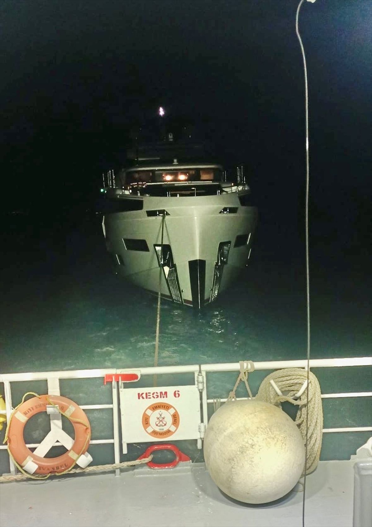 Çanakkale Boğazı'nda arızalanıp sürüklenen tekne kurtarıldı