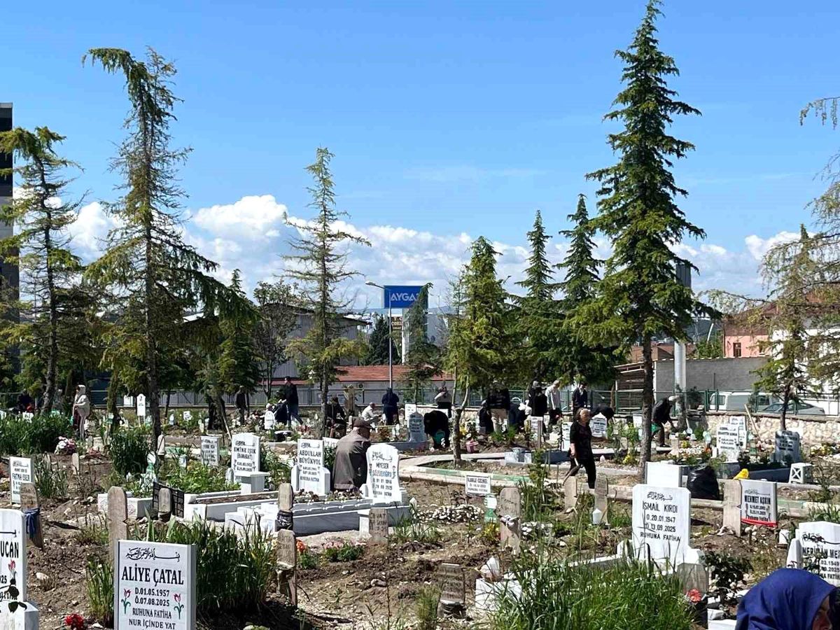 Çorum'da arefe günü mezarlıklar ziyaretçilerle doldu