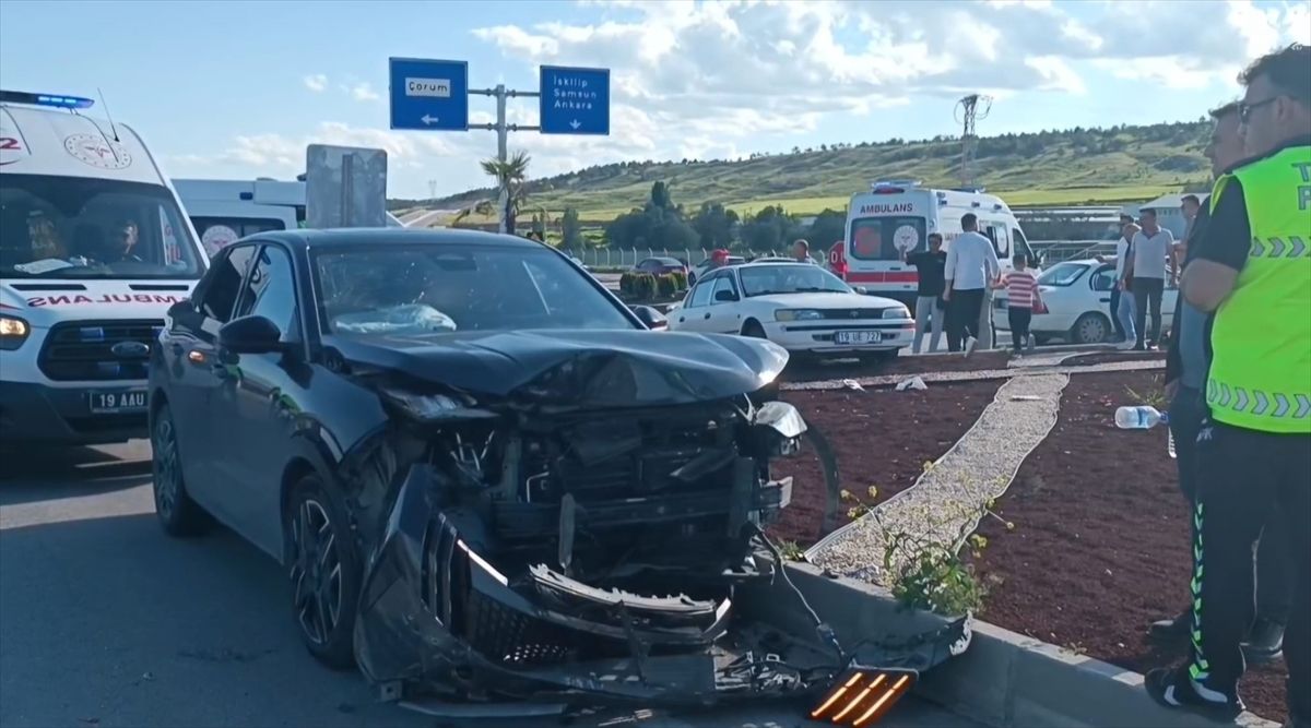 Çorum'da iki otomobilin çarpıştığı kazada 4 kişi yaralandı