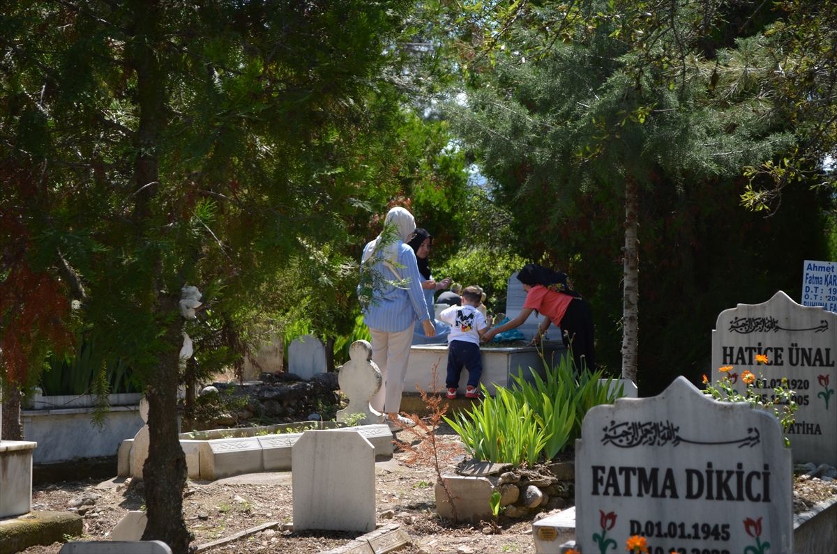 Dodurga'da arife günü mezarlıklar ziyaret edildi