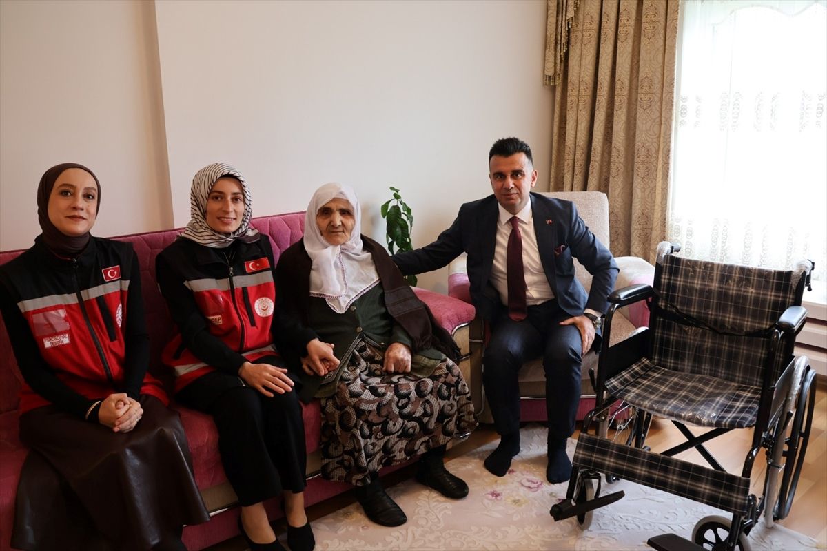 Erzurum'da 94 yaşındaki şehit annesine tekerlekli sandalye