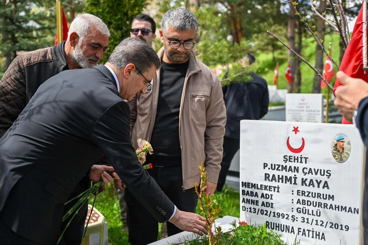 Bayram arifesinde şehitlik ziyaretleri