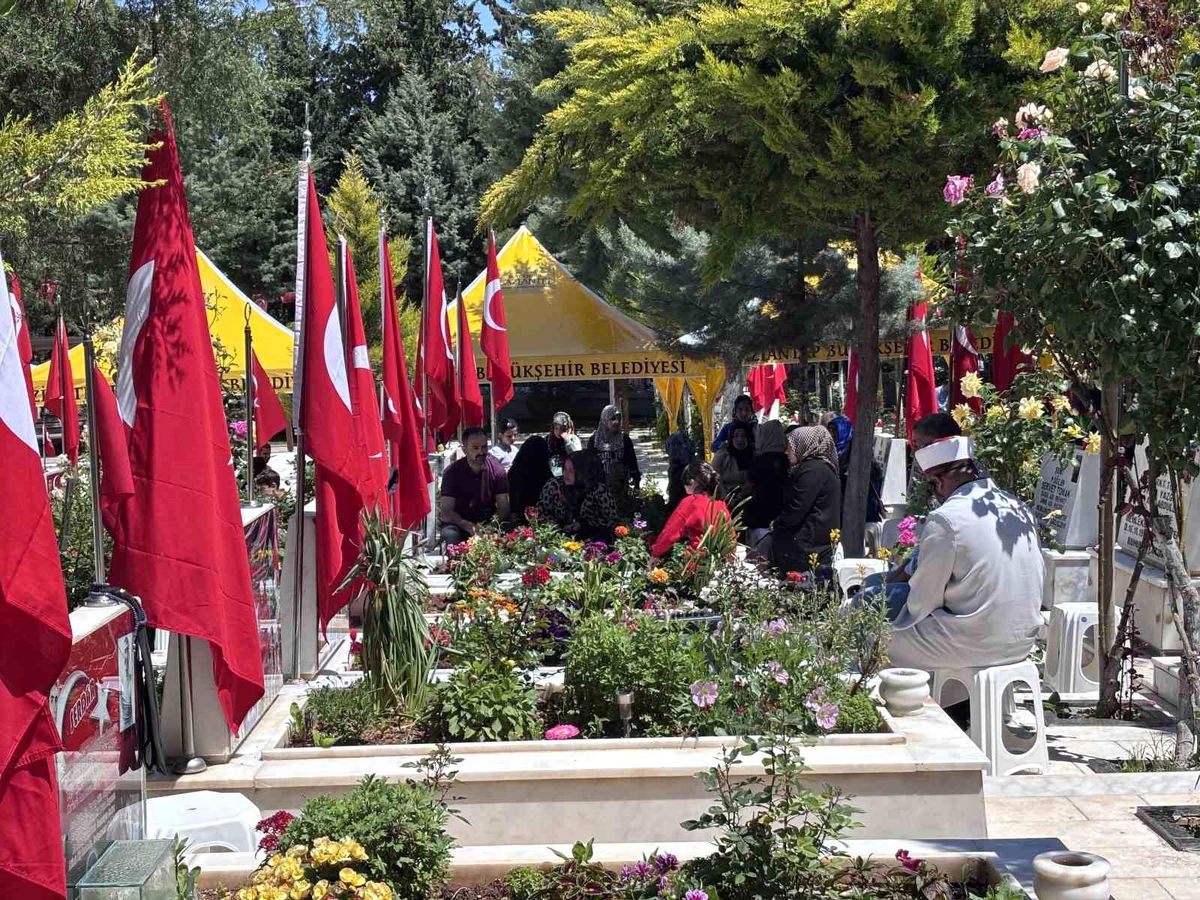 Gaziantep’te arefe günü mezarlık ve şehitliklerde yoğunluk