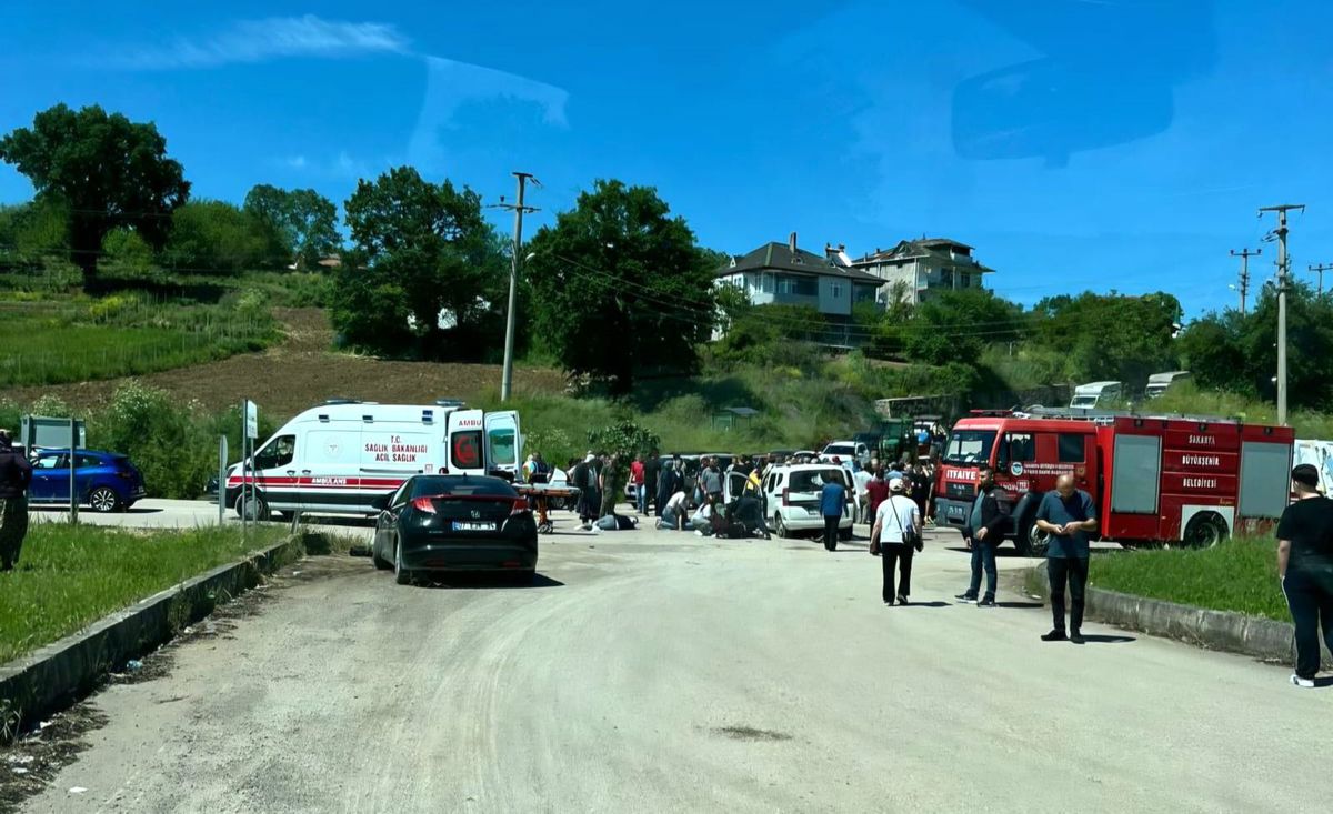 Hafif ticari araç ile otomobil çarpıştı; 5'i ağır, 8 yaralı